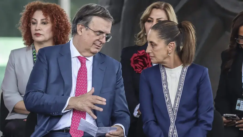El secretarío de EconomíaMarcelo Ebrard platicando con la presidenta Sheinbaum durante una conferencia matutina / Imagen: cortesía de El Sol de México
