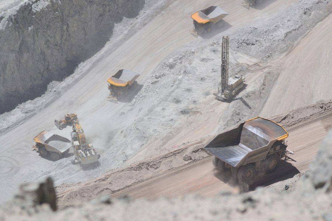 Explotación minera a cielo abierto — comparación con la nacionalización del cobre en Chile
