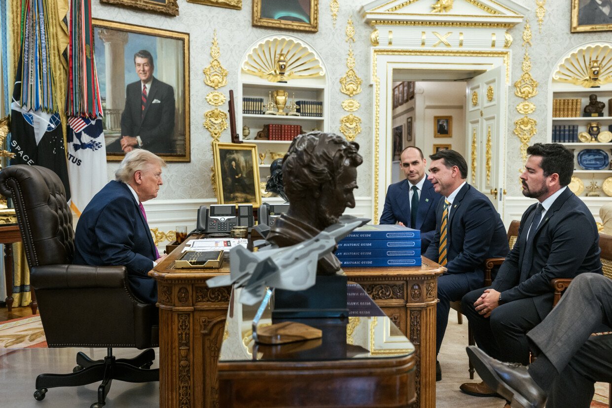 Donald Trump posa con Flávio Bolsonaro, Eduardo Bolsonaro y Paulo Figueiredo en el Despacho Oval