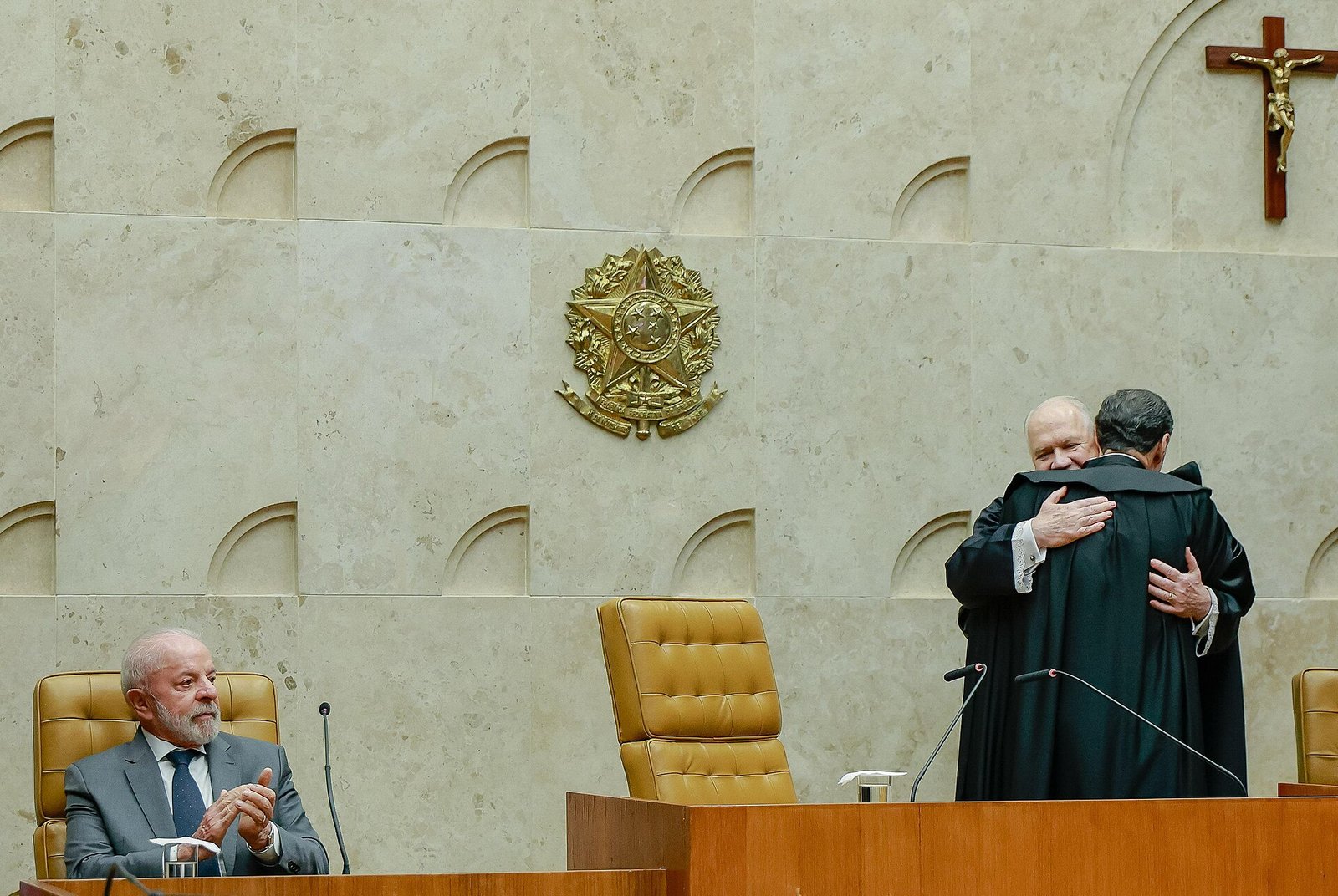 El presidente Lula observa un abrazo entre dos magistrados durante una sesión solemne en el Supremo Tribunal Federal