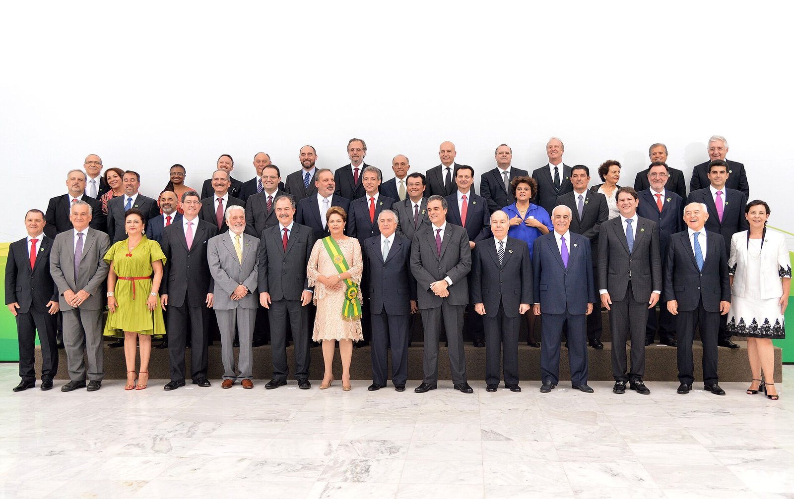 Dilma Rousseff, con la banda presidencial, junto al vicepresidente Michel Temer y los ministros de su segundo mandato