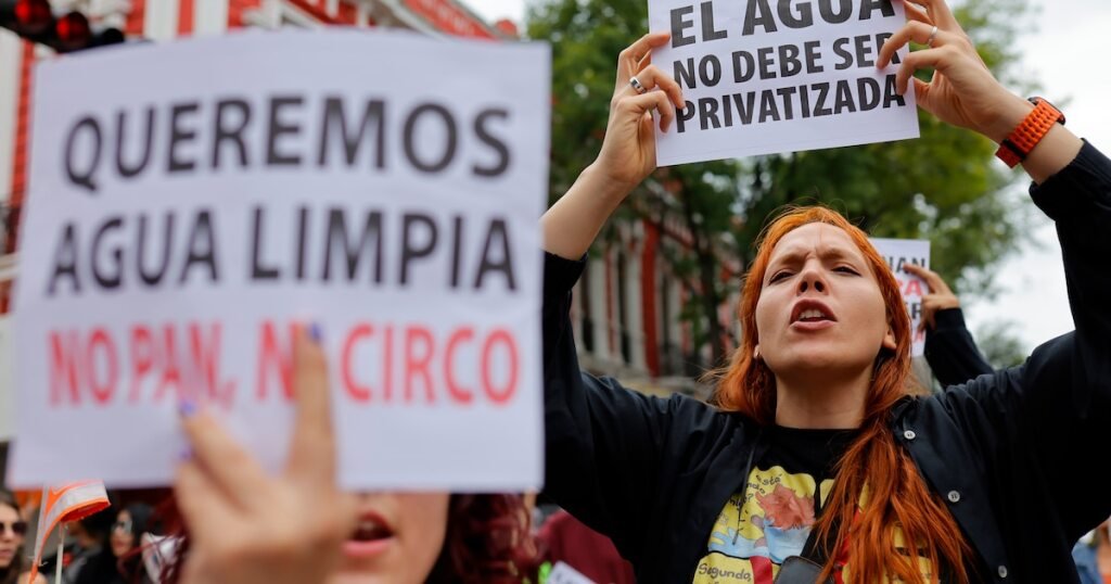 Agua contaminada en Guadalajara: manifestantes con carteles que exigen agua limpia y rechazan su privatización