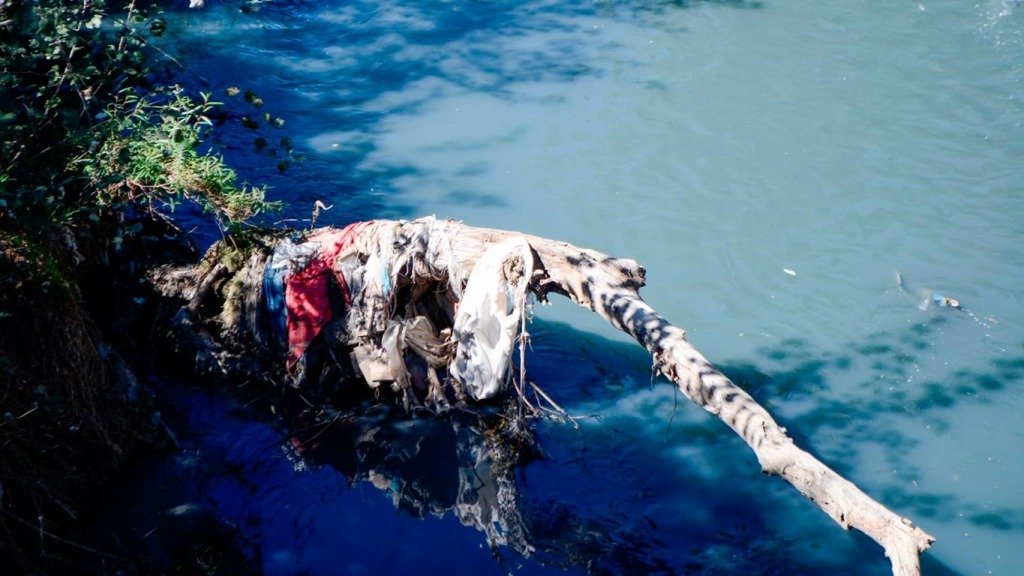 Saneamiento del río Atoyac: residuos y agua de color intenso en el cauce